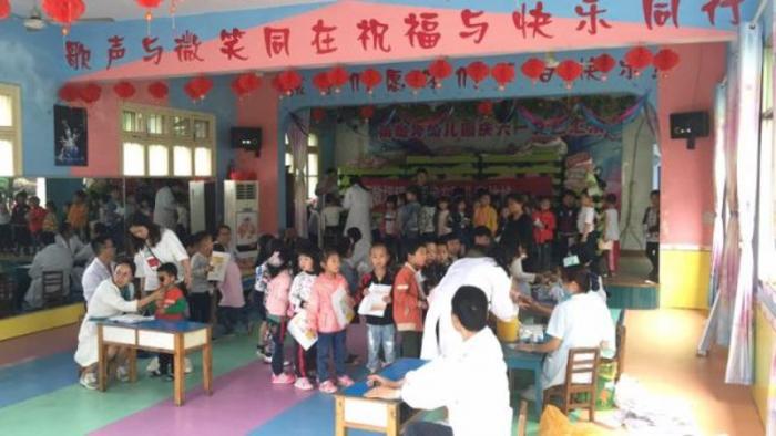 雨敞坪幼儿园里小朋友安静的排队体检.jpg
