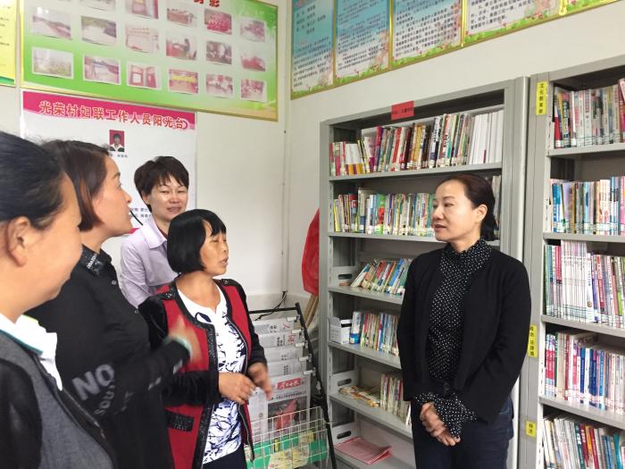 姜欣在武冈市荆竹铺镇光荣村了解村妇联执委履职情况.JPG