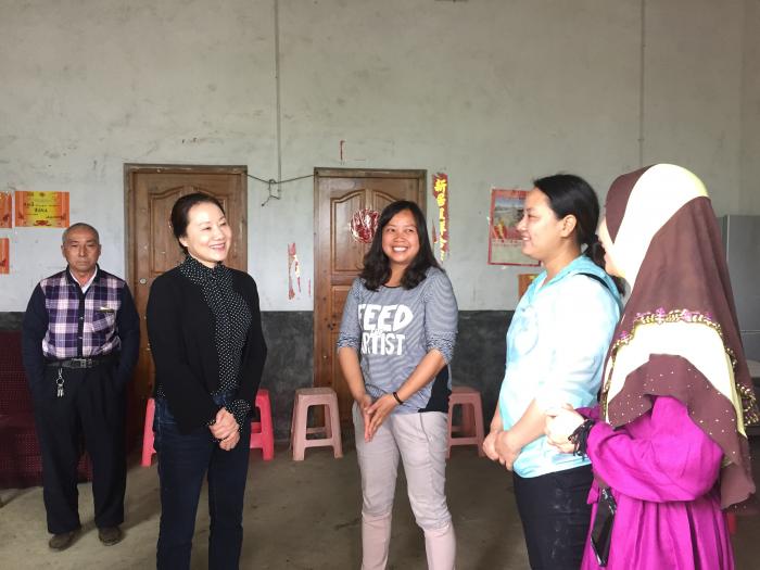 姜欣（左二）在隆回县山界回族乡架枧村了解会改联后村妇联工作情况.JPG