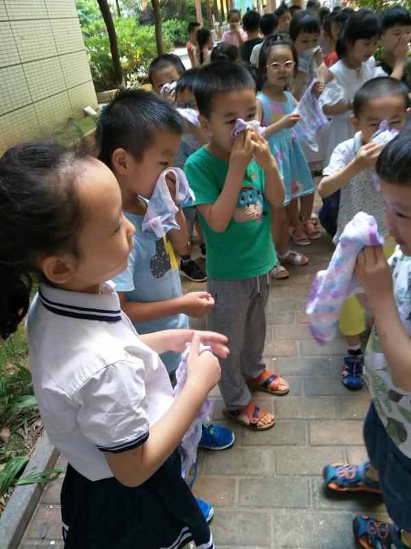 孩子们迅速撤离“火灾”现场.jpg