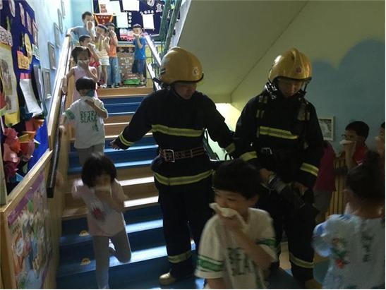消防演练进校园 萌娃一起学安全 2.png