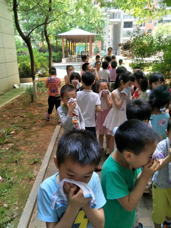 孩子们用湿毛巾捂住口鼻.jpg