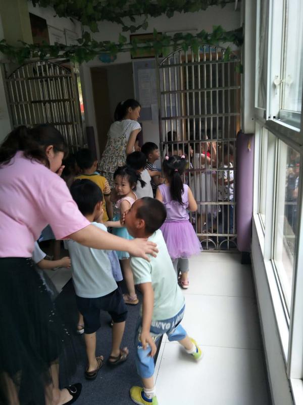 老师组织幼儿有序撤离.jpg