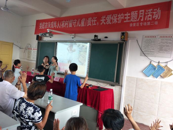 国家二级心理咨询师、“湖南有如心理”的创办人彭有如老师为孩子们进行心理健康专题讲座.jpg