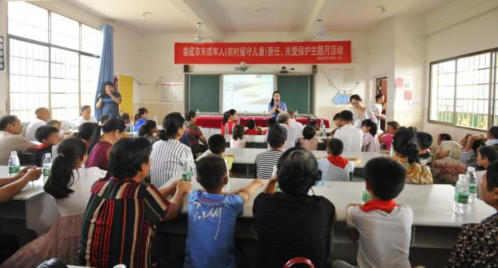双峰县人民检察院未成年人刑事检察工作办公室成员张佩检察官做法律知识讲座.jpg
