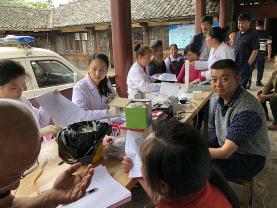 锣鼓塔街道为老年人和慢性病患者开展免费健康体检.jpg