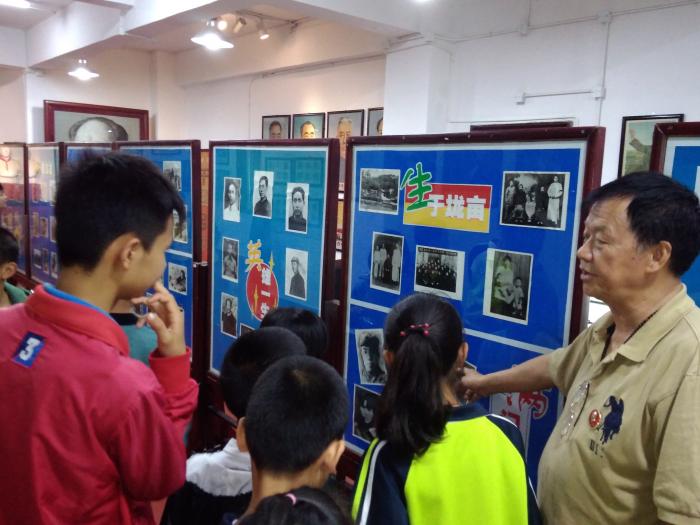 学生参观红色展览馆1.jpg