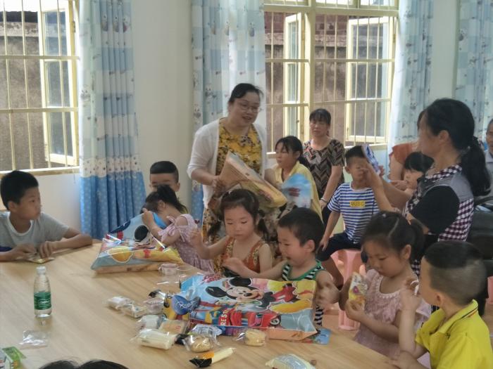 区妇联主席、爱心妈妈文曼群赠送爱心礼物.jpg