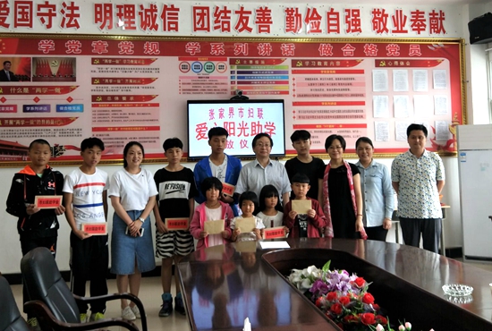 彭红看望慰问武陵源区第二中学留守贫困儿童.jpg