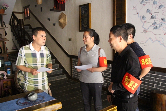 ”红袖章“开展扫黑除恶宣传.JPG
