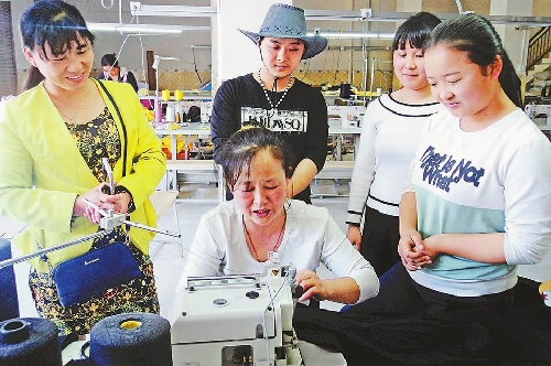 邵阳县扶贫车间建在家门口.jpg