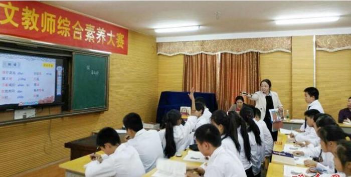 林老师在课堂.jpg