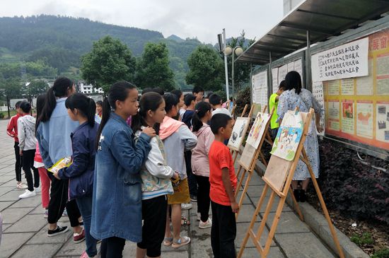 学生观看绘画展.jpg
