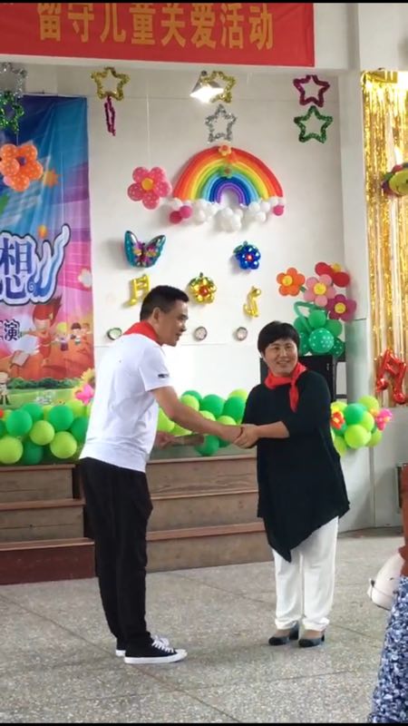 市女企业家互助会会长高绪秀个人为留守儿童捐款1万元.jpg