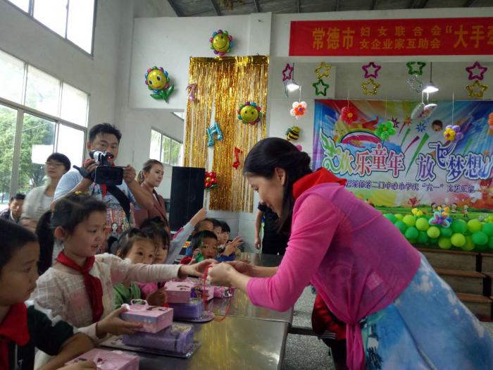 市妇联主席袁世平为留守儿童送礼物.jpg