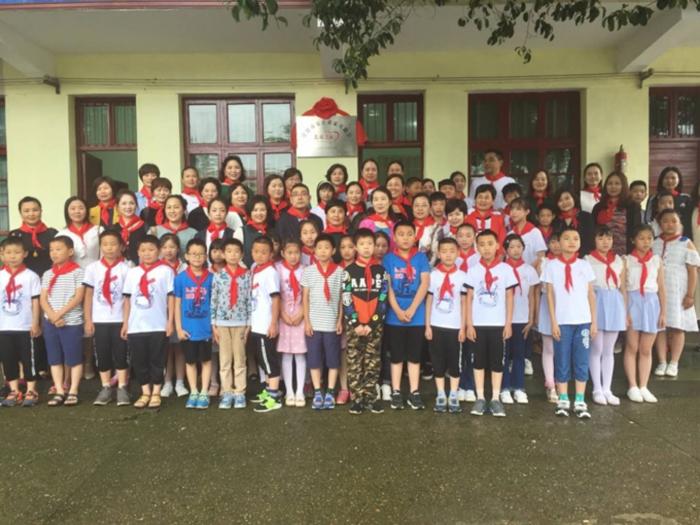 在儿童之家前和孩子们合影.jpg