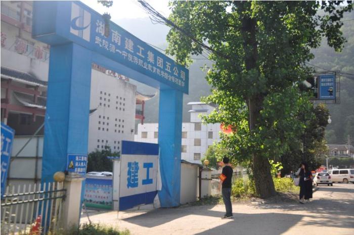 网格员走访考点周边工地.jpg