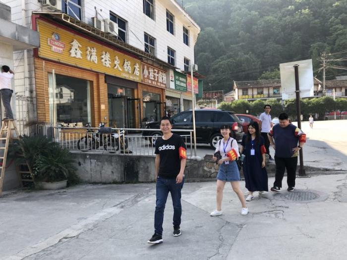 网格员巡查考点周边店铺.jpg