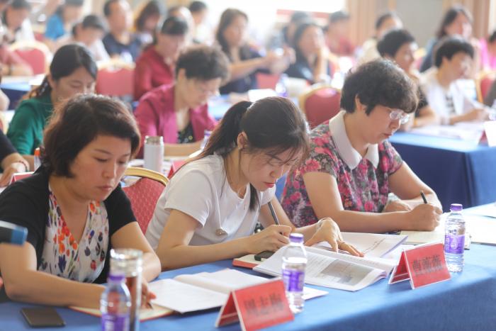培训班上，妇女干部们认真记录着.JPG