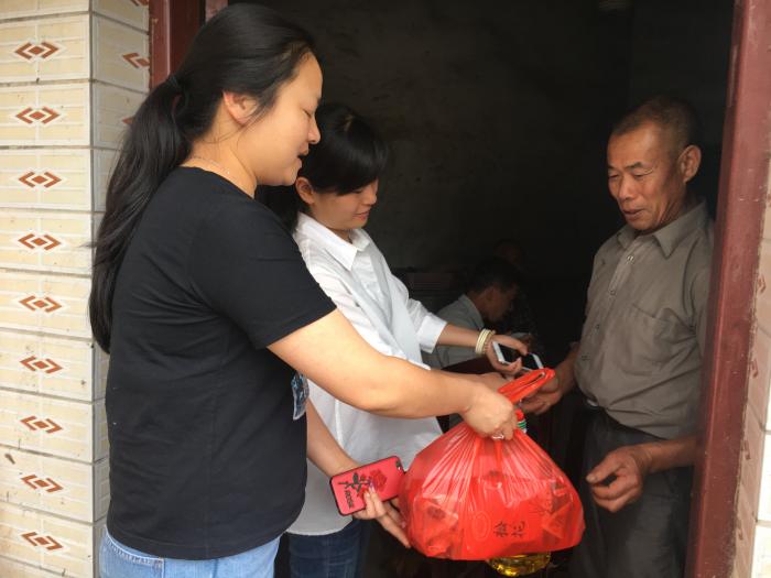 走访黄凯明家.JPG