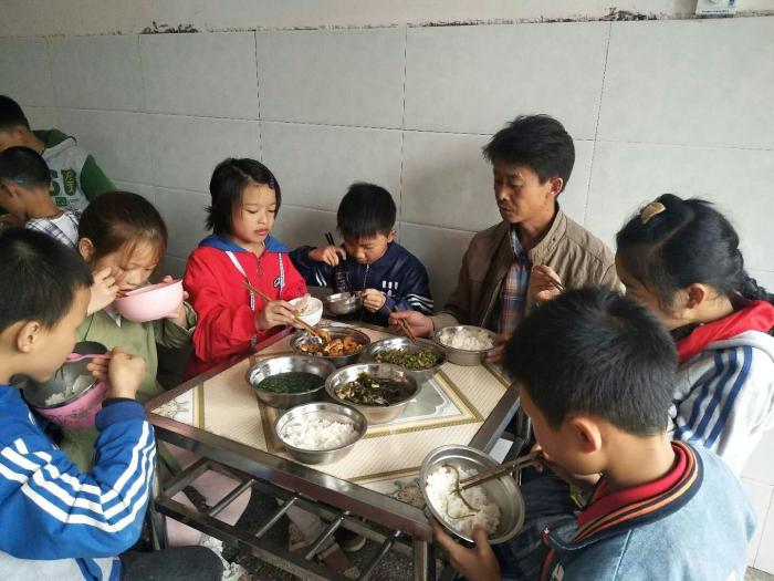 彭光伟和学生共进午餐的图片.jpg