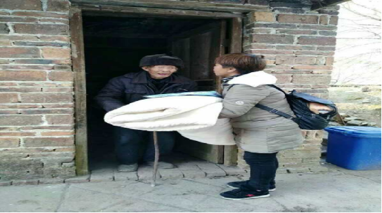 图片1：胡巧松为贫困户送去御寒物品.png