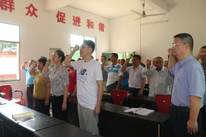 全体党员重温入党誓词.JPG