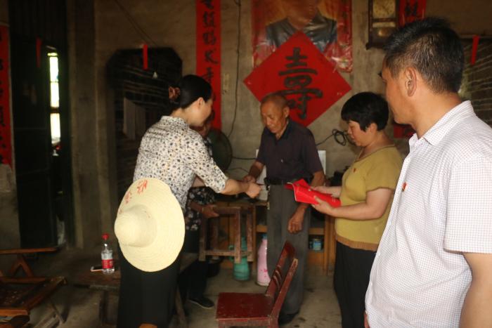 市妇联慰问困难党员.JPG
