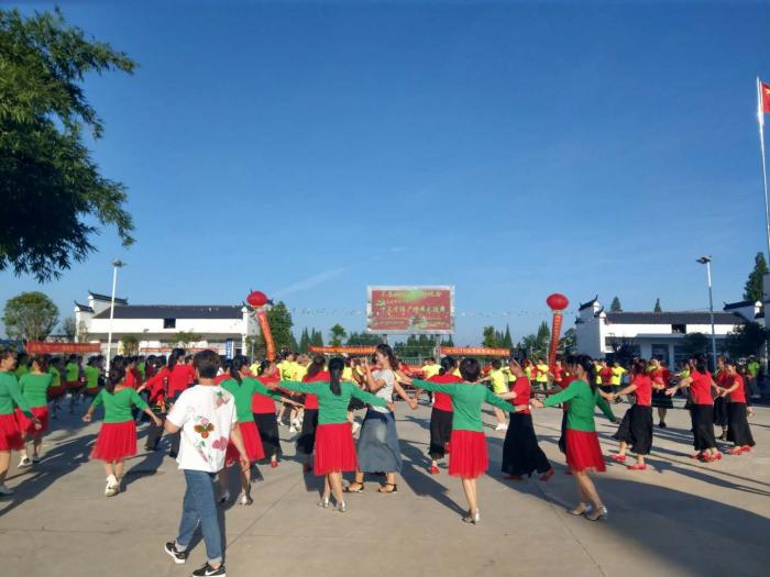 十美堂镇举办庆祝建党97周年广场舞友谊活动图片1.jpg