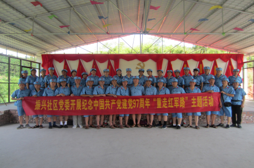 1、党员们合影留念_编辑.jpg