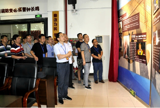 参观展览馆.jpg
