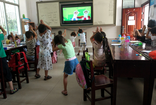 课堂上学生们非常开心的学习.png