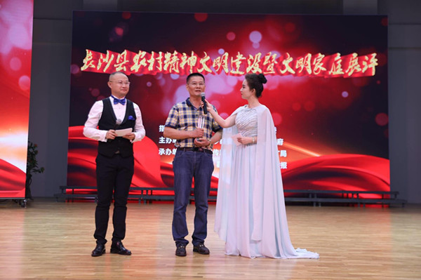 主持人现场采访文明家庭－章文广家庭.jpg