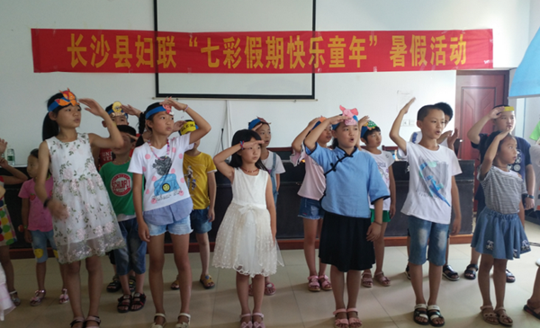 活动现场 孩子们自编自演的节目.png