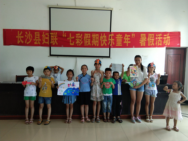 活动现场 孩子们展示个人学习成果.jpg