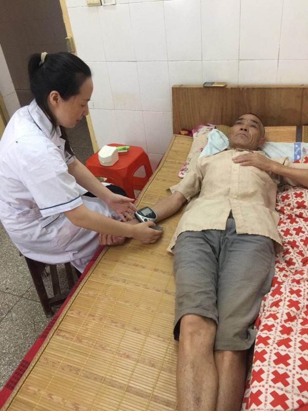 周颖为麻风病人测量血压.jpg