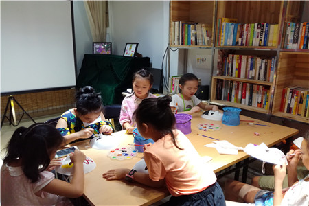 （孩子们认真的绘画脸谱）.jpg