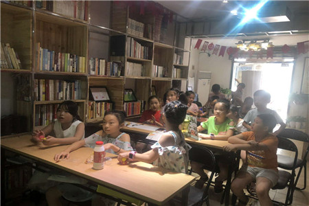 孩子们观看《绿色中元》宣传视频.jpg