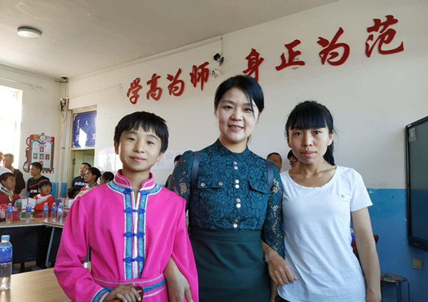 会后结对帮扶家庭亲密合影.jpg