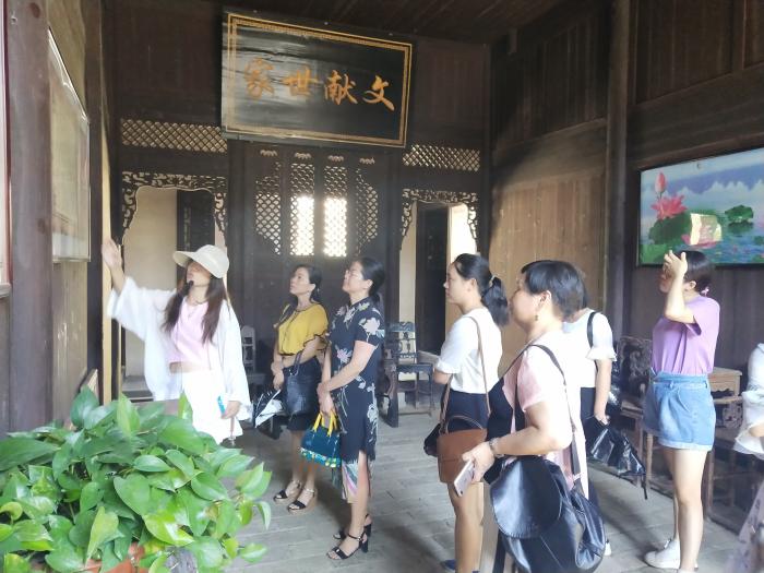 江华县妇联主席蒋玉芬同志带领妇女干部正在认真聆听.jpg