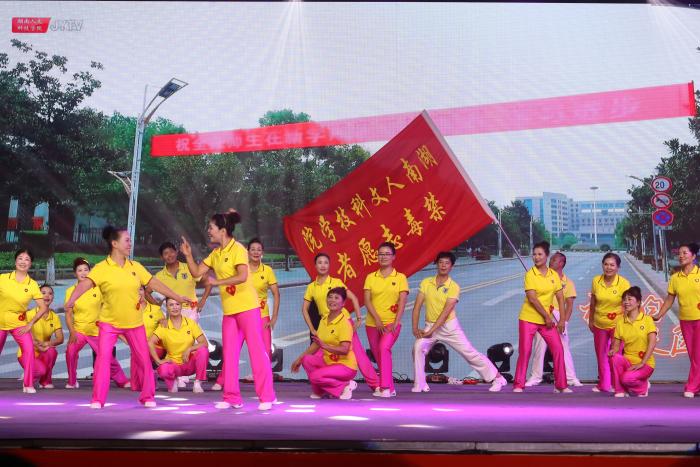 湖南人文科技学院禁毒志愿者在表演节目.jpg