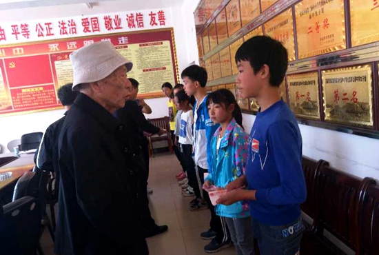 卓志初一行为资助学生发放资助款.jpg