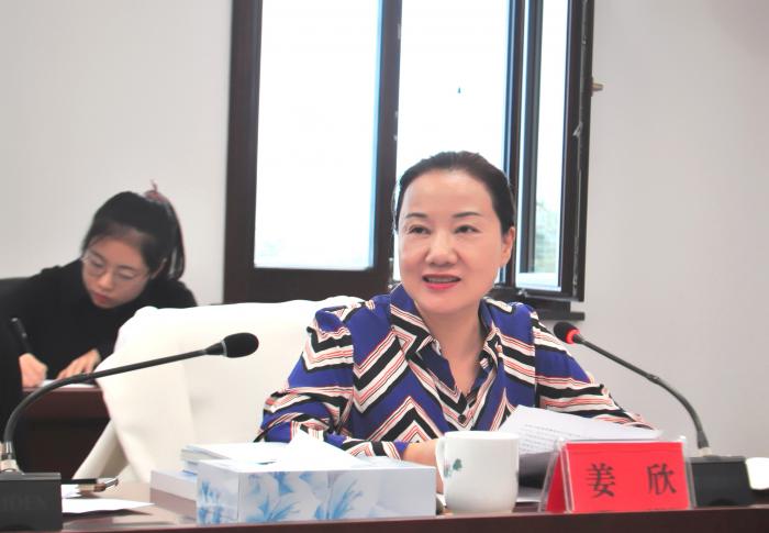 湖南省政府妇儿工委副主任、省妇联主席姜欣在会上作工作报告.jpg
