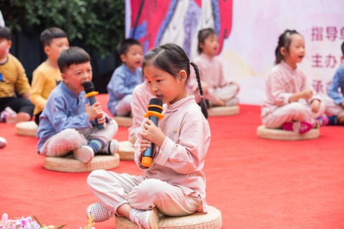 9月28日，望城区纪念孔子诞辰2569周年经典诵读暨2018传统文化进幼儿园活动在华篮幼儿园举行。活动以“悦读经典树文化自信 不忘初心扬中华骄傲”为主题05.jpg