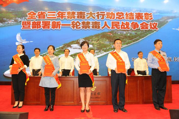 邓校长领奖.jpg