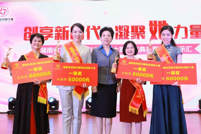 6乌兰书记为获奖者颁奖.JPG