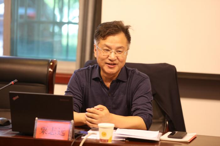 湖南省纪委省监委驻省总工会机关纪检监察组组长粟志远作“认真学习贯彻《条例》，把全面从严治党推向深入”主题讲座.JPG