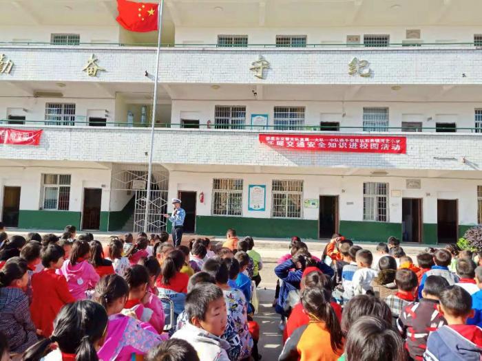 颜威威警官用幽默风趣的语言与学生互动，引导学生自觉学习做到严格遵守交通规则，让学生认识到交通安全的重要性.jpg