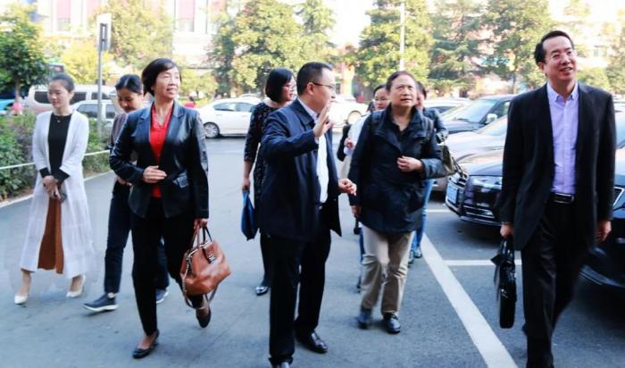 苏跃凡（前左）、贺军民（前左二）率医院相关工作人员欢迎专家组莅临检查.jpg