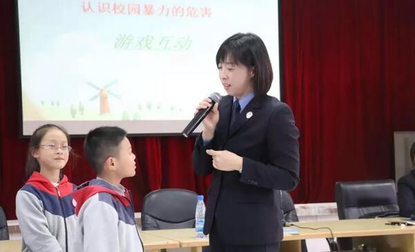 检察院妇委会主任华丽莎在展辉学校开展法制宣传“远离校园暴力、走向美好生活”.jpg